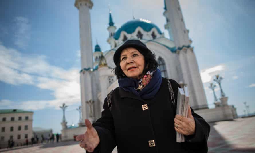 Rozalina Shageeva leyendo sus poemas frente a la mezquita de Qol Sharif.
