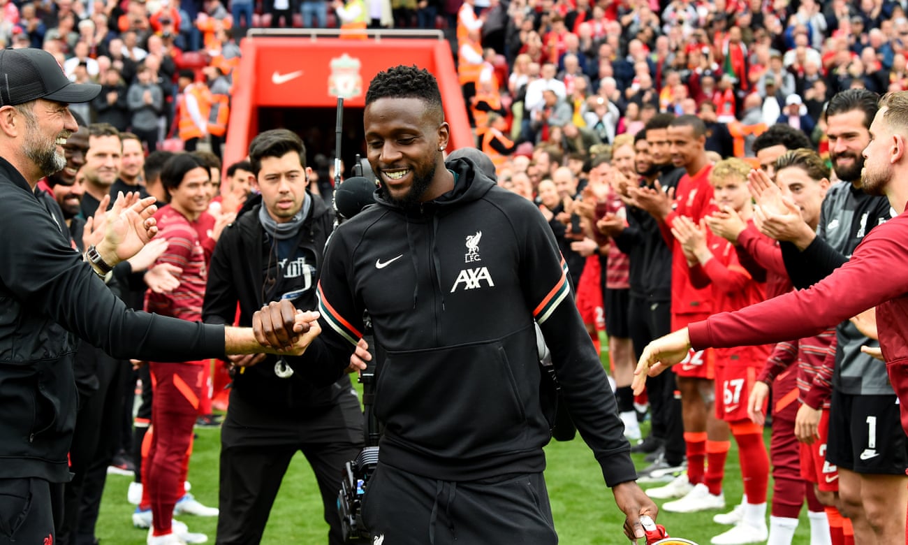 Divock Origi clasps hands with Jürgen Klopp during the guard of honour given in his honour following Liverpool’s victory over Wolves at Anfield last month