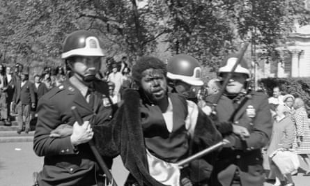 La police arrête un manifestant lors d'une manifestation contre la guerre du Vietnam à New York en mai 1970.