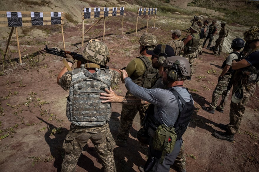 Os recrutas ucranianos praticam tiro ao alvo em uma pedreira perto da linha de frente.