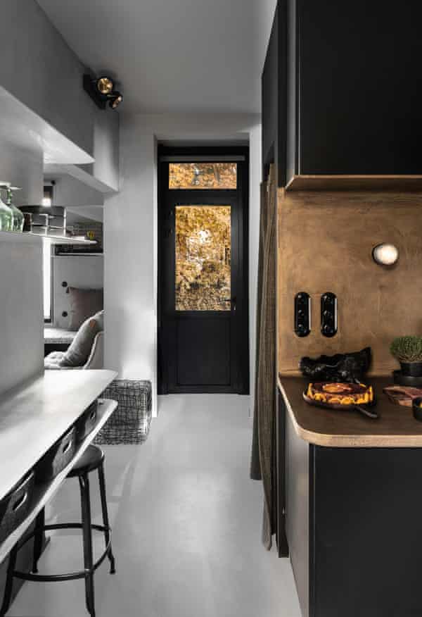 Lines of research: the kitchen, with worktop and personalized cupboards in bronze finish.