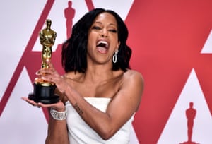 Regina King with her Oscar for best supporting actress