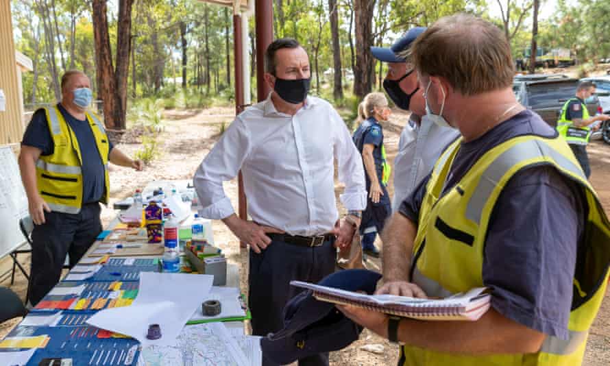 Mark McGowan speaks with emergency personnel at the Wooroloo Volunteer Bushfire Brigade in Perth