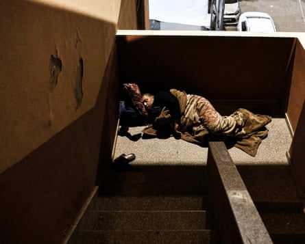 Palestinians take refuge in Nasser hospital