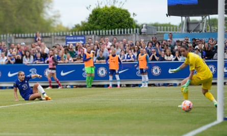 Guro Reiten gives Chelsea the lead, as Arsenal’s goalkeeper, Manuela Zinsberger can only watch