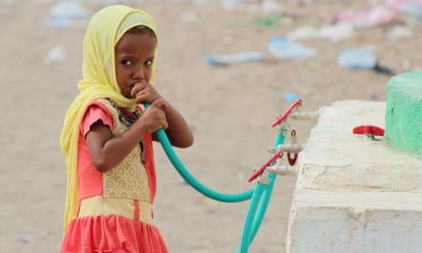 A displaced Yemeni girl drinks water in a camp set up for people who have fled from Hodeidah.