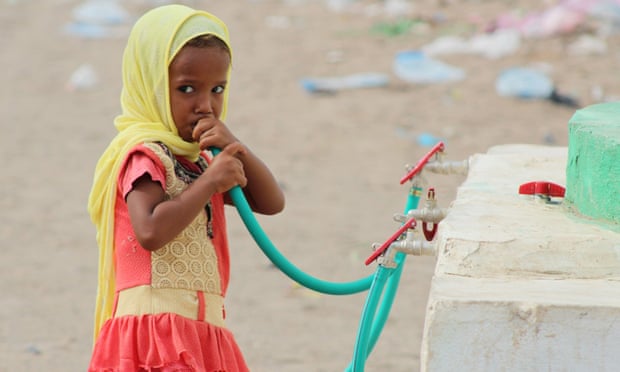 A displaced Yemeni girl drinks water in a camp set up for people who fled Hodeidah.