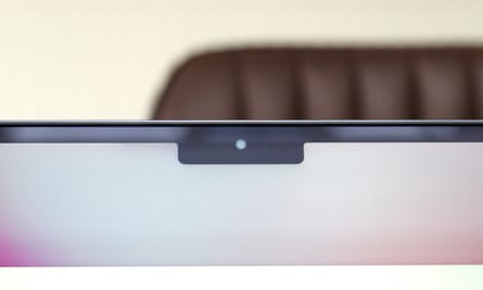 A photo of the webcam of the MacBook Air M2 placed in the center of a notch in the top of the screen.