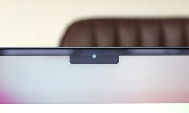 A photograph  of the webcam of the MacBook Air M2 placed successful  the centre of a notch successful  the apical  of the screen.
