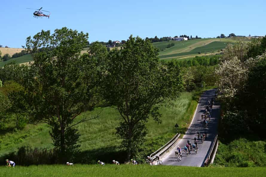 The peleton on the road from Pescara to Jesi.