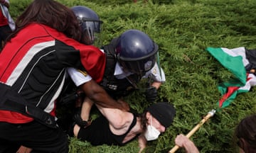 Protester detained outside Congress