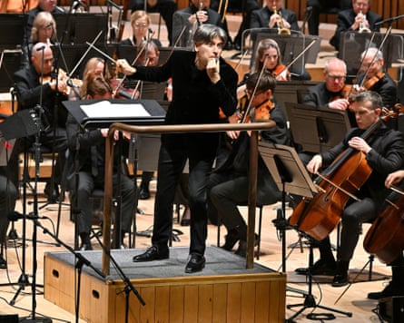 Daniele Rustioni conducts the BBCSO.