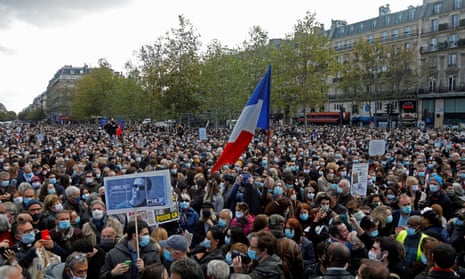 People in Paris pay tribute to Samuel Paty.