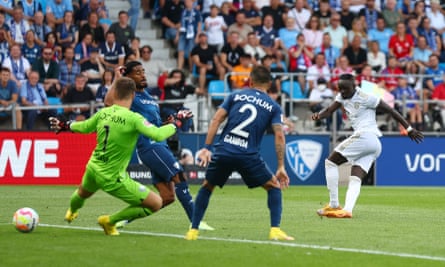 Sadio Mané drives in Bayern Munich’s fourth goal in their thumping Bundesliga win at Bochum.