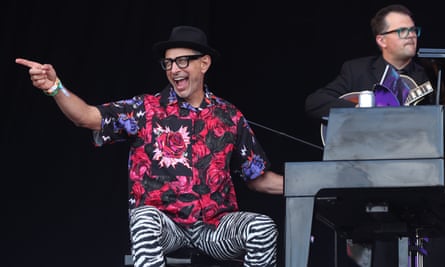 Jeff Goldblum se produisant à Glastonbury en 2018