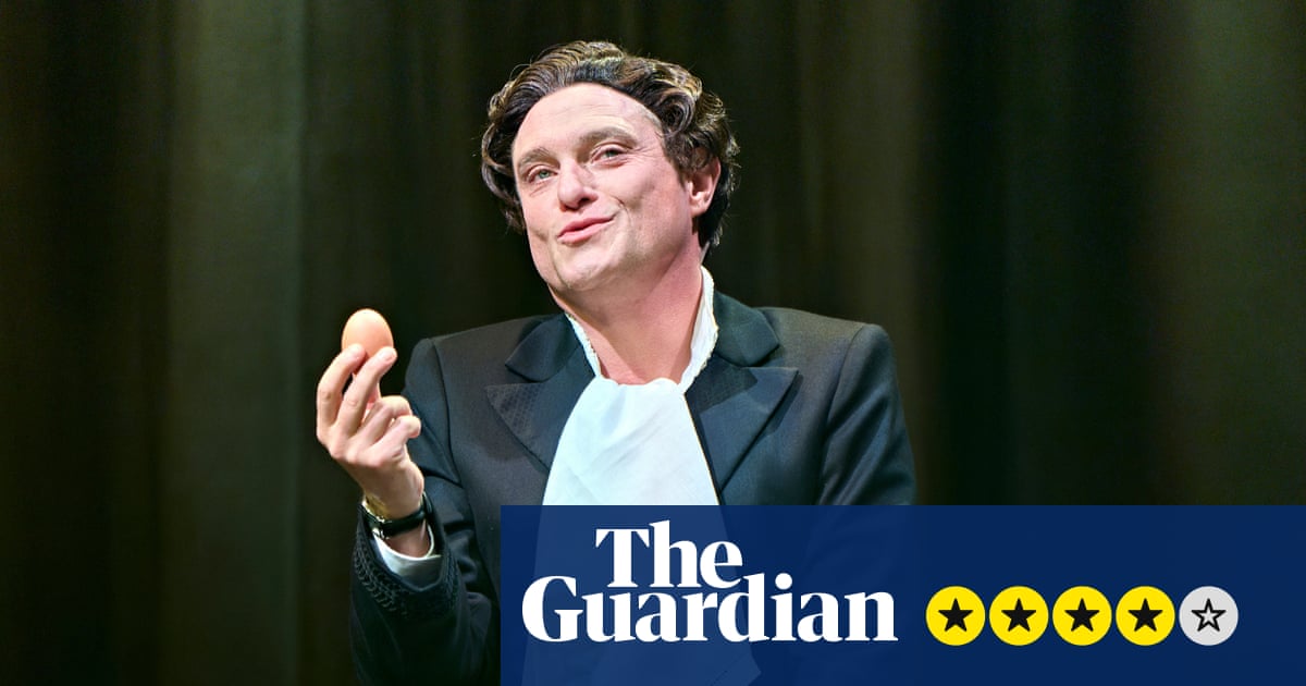 Twelfth Night Review: Mathew Horne Delivers Arrogance as a Rigid Malvolio