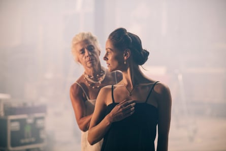 Charlotta Öfverholm as the older Elizabeth behind Roseanna Leney as Mary in Mary, Queen of Scots.