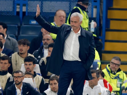 José Mourinho acknowledges the Chelsea.