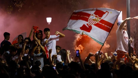 Sevilla fans celebrate 'spectacular' seventh Europa League title after victory over Roma – video
