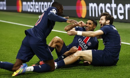 Khvicha Kvaratskhelia of PSG (right) celebrates after scoring the 2-1 goal with Achraf Hakimi (centre) and Ousmane Dembele during the Champions League quarter-finals first leg against Aston Villa