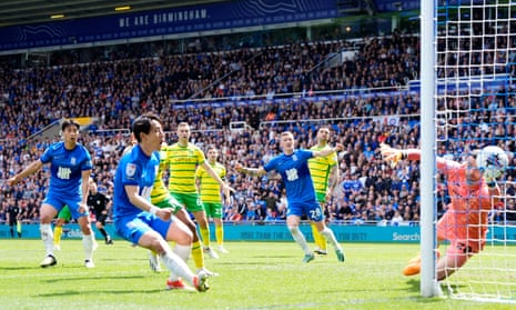 Birmingham City's Paik Seung-ho scores his side's first goal of the game during the Sky Bet Championship match against Norwich City.