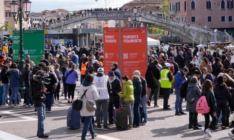 Stjuardët kontrollojnë kodet QR jashtë stacionit kryesor të trenit në Venecia