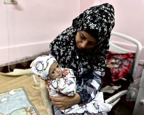 Siwar Ashour en brazos de su madre, Najwa Aram.