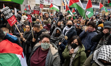 Manifestantes pró-palestinos do lado de fora de uma filial da Zara na Oxford Street