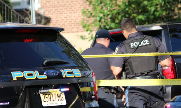 La police et le FBI fouillent le domicile du suspect après que Rushdie a été poignardé.