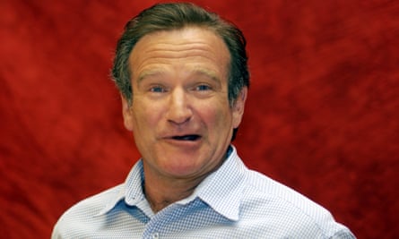 Retrato de cabeza y hombros de Robin Williams, fotografiado con una camiseta en una conferencia de prensa.