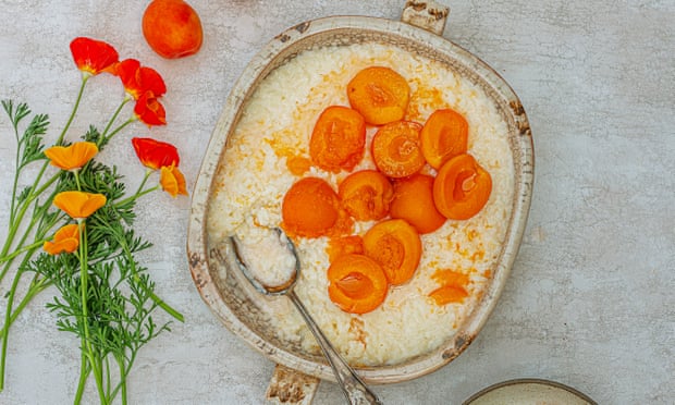 Rice pudding with apricot compote – roz bi halib wal mish mish.