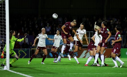 Caitlin Foord heads Arsenal’s 3rd from a transverse by Mariona Caldentey.