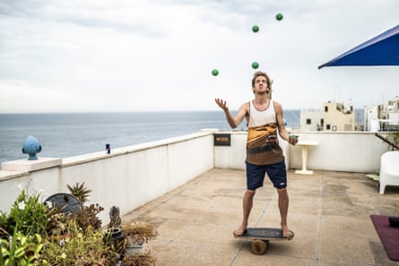 Gary Hunt juggling prior to competing.