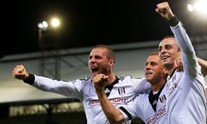 Pajtim Kasami (izquierda) celebra con los compañeros de equipo de Fulham Steve Sidwell y Dimitar Berbatov.