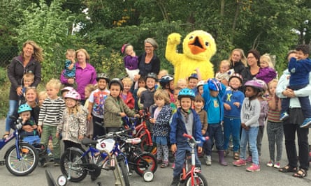 Cycling Anton spreads the two-wheeled message to children at a kindergarten in Odense.