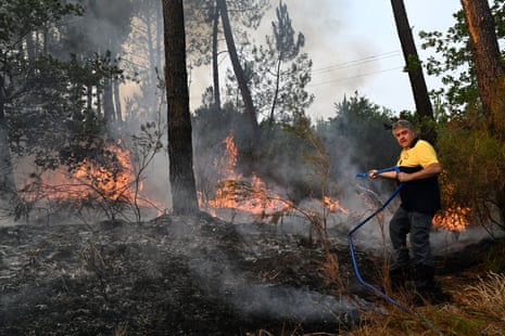 Πυρκαγιές στην Ευρώπη: περισσότεροι από 300.000 εγκατέλειψαν σπίτια και καταλύματα διακοπών στη Γαλλία και την Ισπανία καθώς μαίνονται οι πυρκαγιές