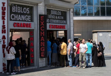 Queues outside a currency exchange office in Istanbul, Turkey, on 13 August 2018. 
