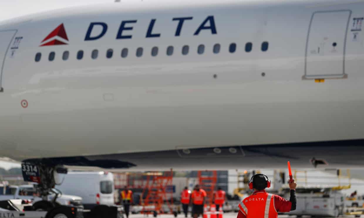 Delta Air Lines plane forced to land after windshield shatters mid-air (theguardian.com)
