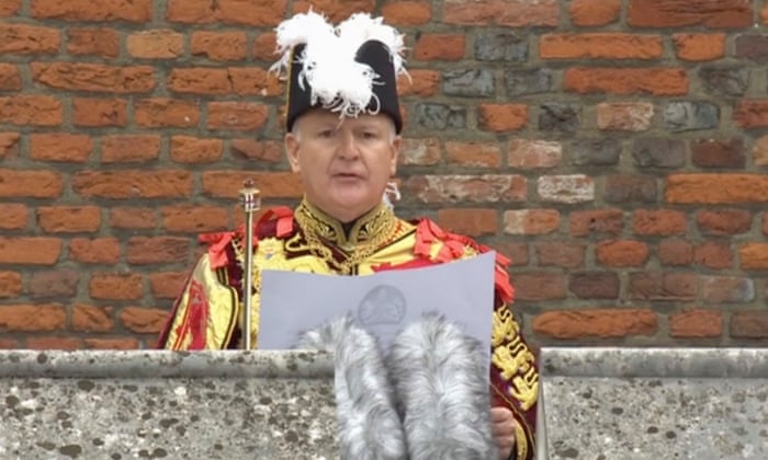 Major decrees are read from the balcony of St James's Palace.