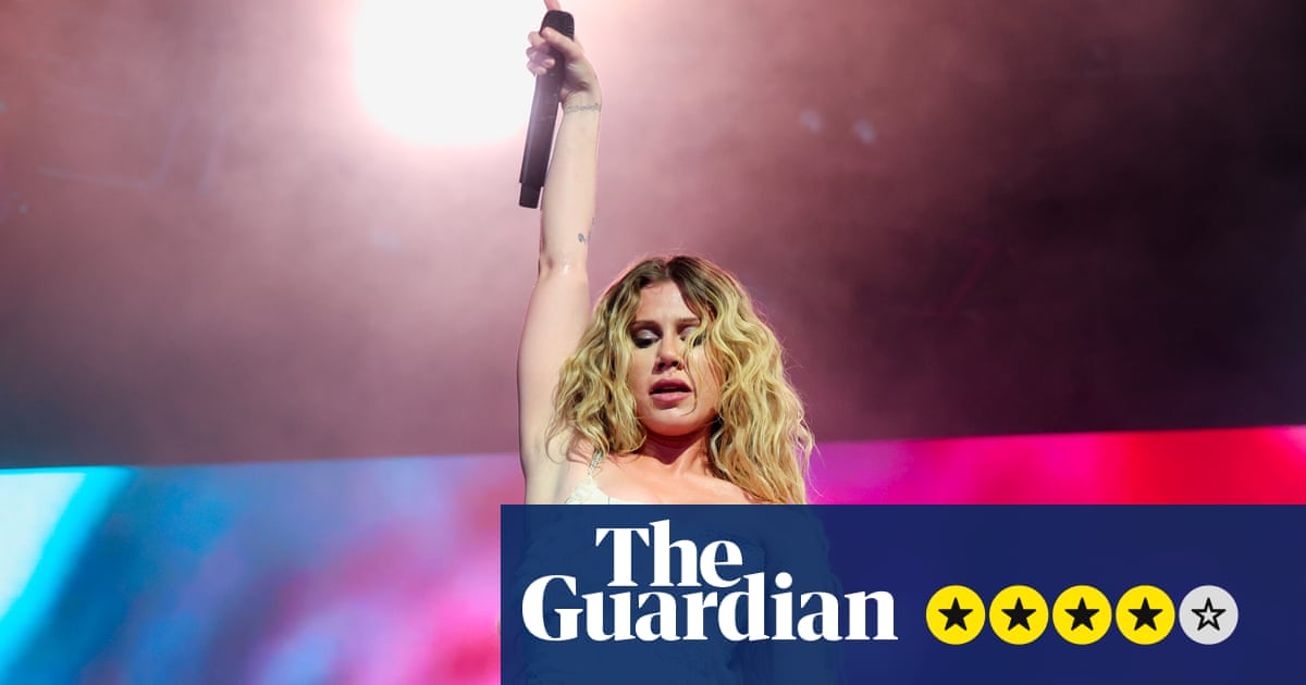 Slayyyter live review – raucous show announces a new princess of sleaze-pop