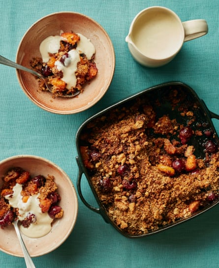 Cherry dan aprikot brown betty Anna Higham.