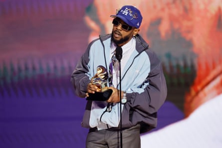 Kendrick Lamar porte Martine Rose pour recevoir le prix du meilleur album de rap aux Grammy Awards en février 2023.