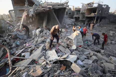 Os palestinos inspecionam o local de um ataque israelense em uma casa em Jabalia, na faixa do norte de Gaza, em 14 de maio.