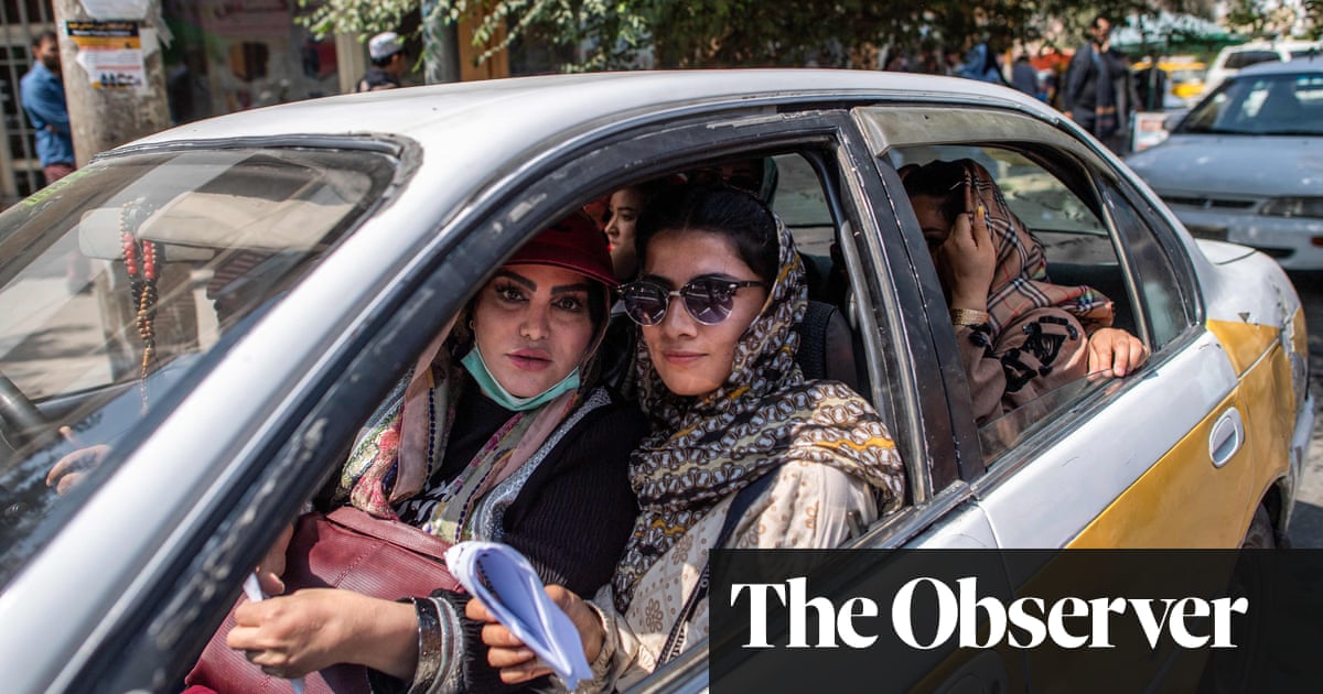 Kabul government’s female workers told to stay at home by Taliban