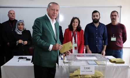 President Erdoğan casts his vote in Istanbul