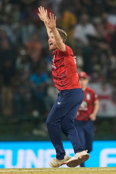 इंग्लैंड के लियाम डॉसन ने श्रीलंका के जेनिथ लियानाज के विकेट का जश्न मनाया।