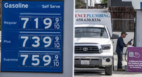 Persone che riempiono i serbatoi di gas in una stazione di servizio