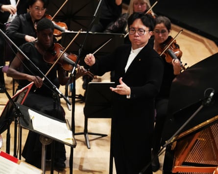 Kahchun Wong conducts the Hallé.