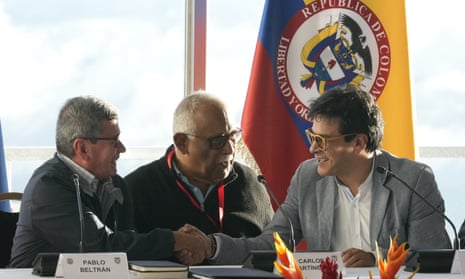Pablo Beltrán, representing the National Liberation Army (ELN), left, shakes hands with Iván Rueda, the Colombian government peace commissioner in Caracas on Monday.