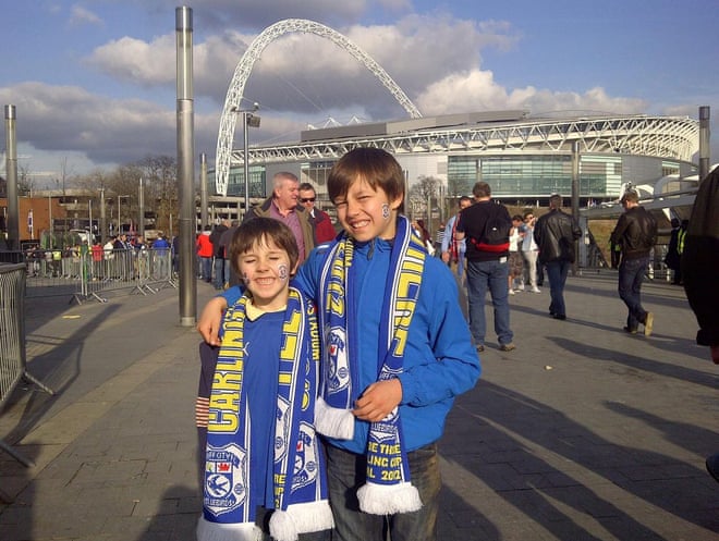 Irmãos Rubin e Joel Colwill comemoram jogando juntos pelo Cardiff.
